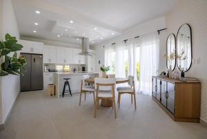 苏莎亚Sosua Ocean Village Villa 24的厨房兼餐厅，配有桌椅