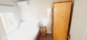 Giường trong phòng chung tại AMResidences