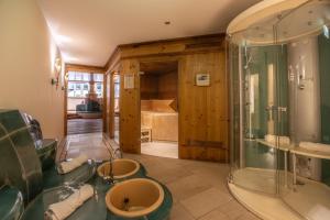 een badkamer met twee wastafels en een douche bij MAXIMILIAN MUNICH Apartments & Hotel in München +44 foto's