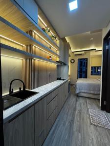 Η κουζίνα ή μικρή κουζίνα στο Apartement Transpark Cibubur by Raya Property with Pool View & Netflix 3