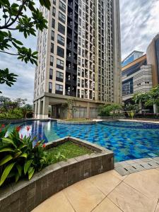 Πισίνα στο ή κοντά στο Apartement Transpark Cibubur by Raya Property with Pool View & Netflix 3