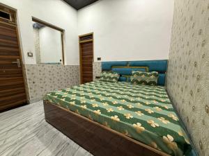 Ένα ή περισσότερα κρεβάτια σε δωμάτιο στο Shri Radha Rani Dham Near by Mathura Junction Railway Station