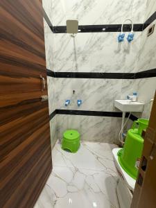 Ένα μπάνιο στο Shri Radha Rani Dham Near by Mathura Junction Railway Station