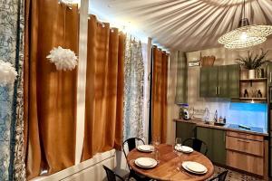 アラスにあるL'atelier Arrageois - 55m2 6 persの木製のテーブルと椅子が置かれたキッチン +21枚の写真
