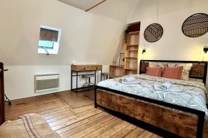 アラスにあるL'atelier Arrageois - 55m2 6 persのベッドと机が置かれた寝室