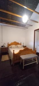 ein Schlafzimmer mit zwei Holzbetten und einer Sitzbank in der Unterkunft Jesús del Monte in Santa Brígida + 47 Fotos