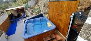 eine blaue Badewanne neben einer Holztür in der Unterkunft Jesús del Monte in Santa Brígida