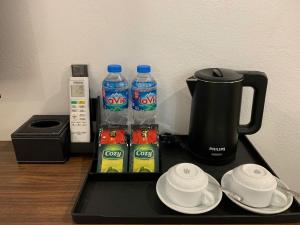 Příslušenství pro přípravu čaje a kávy v ubytování Fiorus Airport Hotel