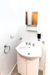 a white bathroom with a sink and a mirror at departament en Añelo Neuquen in Añelo +20 photos