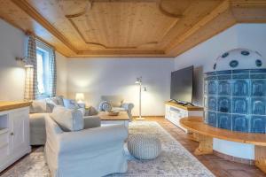 シェーナウ・アム・ケーニッヒスゼーにあるLandhaus Königsseeのソファとテーブルのあるリビングルーム