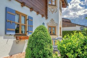 シェーナウ・アム・ケーニッヒスゼーにあるLandhaus Königsseeの前に木がある家
