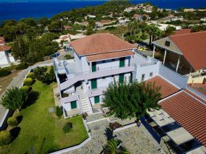 eine Luftaufnahme eines großen weißen Hauses in der Unterkunft Kekatos Studios in Lassi