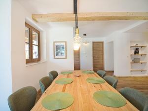 a dining room with a wooden table and chairs at Ferienwohnung Hochkalterblick in Schönau am Königssee