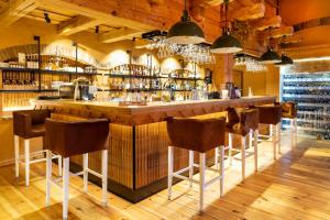 Lounge nebo bar v ubytování Hotel Głęboczek Vine Resort& Spa