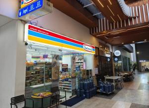 Εστιατόριο ή άλλο μέρος για φαγητό στο Cozy 1BR Brooklyn Apt Alam Sutra Pool, Gym