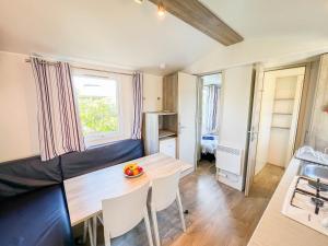 Kuchyň nebo kuchyňský kout v ubytování Happy Camp mobile homes in Camping La Vecchia Torre + 22 fotografií