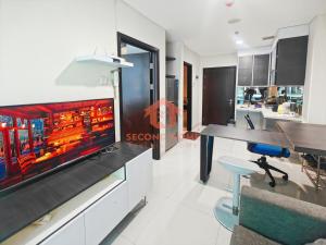 Η κουζίνα ή μικρή κουζίνα στο Cozy 1BR Brooklyn Apt Alam Sutra Pool, Gym