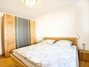 a bedroom with a bed with a wooden headboard at Ferienwohnung Bergliebe in Berchtesgaden