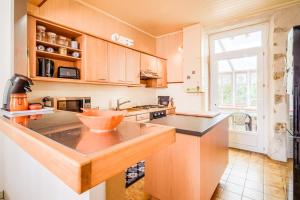 Kuchyň nebo kuchyňský kout v ubytování Maison typique à deux pas du bourg et de la mer