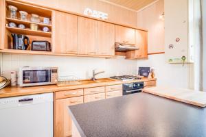 Kuchyň nebo kuchyňský kout v ubytování Maison typique à deux pas du bourg et de la mer