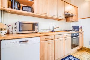 Kuchyň nebo kuchyňský kout v ubytování Maison typique à deux pas du bourg et de la mer