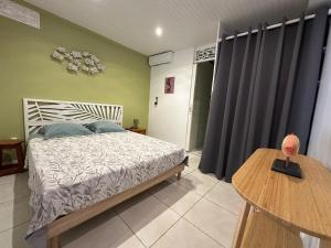 Katil atau katil-katil dalam bilik di APPARTEMENT COSY TERRASSE VUE MER - TROIS ÎLETS