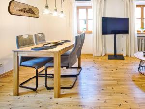 a dining room with a wooden table and chairs at Ferienwohnung Faes in Berchtesgaden