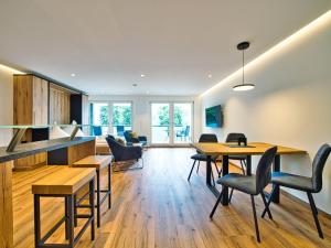 cocina abierta y comedor con mesas y sillas en Ferienwohnung Luitpold, en Berchtesgaden