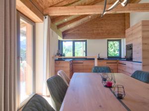 une cuisine et une salle à manger avec une table et des chaises en bois dans l'établissement Chalet Wachterfeld, à Berchtesgaden