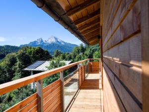 Elle comprend un balcon en bois offrant une vue sur la montagne. dans l'établissement Chalet Wachterfeld, à Berchtesgaden