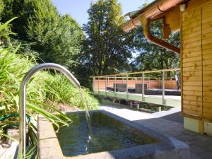 une fontaine dans un jardin à côté d'un bâtiment dans l'établissement Chalet Wachterfeld, à Berchtesgaden