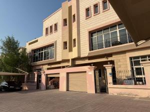 een gebouw met een auto ervoor geparkeerd bij استديو مفروش المشرف in Baţīn