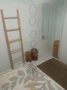 フォール・ド・フランスにあるChambre d'hôteのベッド、はしご、鏡が備わるお部屋