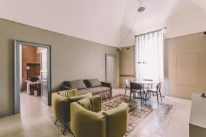 sala de estar con sofá y mesa en Cinquevite, en Polignano a Mare