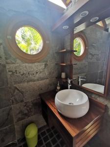 La salle de bains est pourvue d'un grand lavabo blanc et de 2 fenêtres. dans l'établissement COTTAGE OCEAN classé 3 étoiles - 4 à 6 personnes - 2 chb - Accès direct à la plage et à l'esplanade de Boucan Canot avec ses bars et restaurants, à Saint-Gilles les Bains