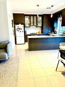 Kuchyň nebo kuchyňský kout v ubytování Modern, Central Gather Round Getaway in Tranmere + 15 fotografií