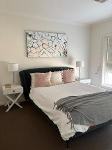 Postel nebo postele na pokoji v ubytování Modern, Central Gather Round Getaway in Tranmere