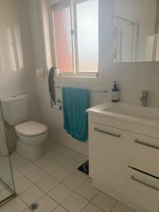 Koupelna v ubytování Modern, Central Gather Round Getaway in Tranmere