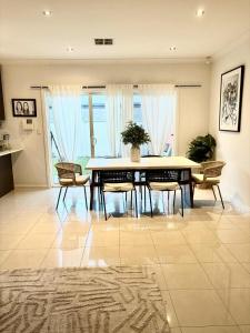 Fotografie z fotogalerie ubytování Modern, Central Gather Round Getaway in Tranmere v destinaci Campbelltown