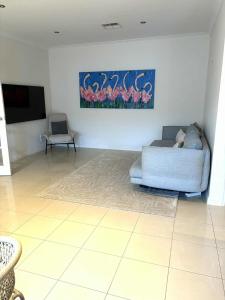 TV a/nebo společenská místnost v ubytování Modern, Central Gather Round Getaway in Tranmere