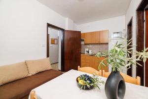 un soggiorno con tavolo e vaso sopra di Apartment Dragica a Malinska