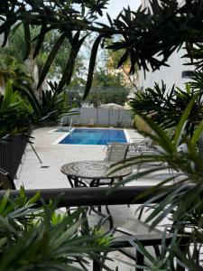 a swimming pool with a table and a chair and a table and a table at Apartamento em Brás, centro, eventos em São Paulo in Sao Paulo