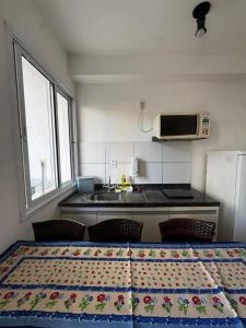 a kitchen with a bed and a sink and a microwave at Apartamento em Brás, centro, eventos em São Paulo in Sao Paulo
