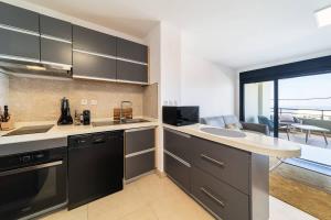 a kitchen with a sink and a counter top at L'HORIZON - Appartement 1 chambre - 2 personnes - Magnifique terrasse avec vue mer dans le quartier de Bellepierre à 2 pas du CHU de Bellepierrre in Saint-Denis
