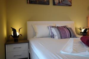 Postel nebo postele na pokoji v ubytování IWA CENTAR Apartments & Wellness