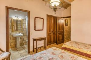 Santa María de CamósにあるLa Torre de Daltのベッドと洗面台と鏡のある寝室 +34枚の写真