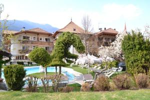 una escultura de un caballo frente a una piscina en Naturhotel Sonnenhof, en Chiusa