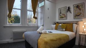 a bedroom with a bed with a stuffed animal on it at Charming Studio in the heart of birmingham in Birmingham