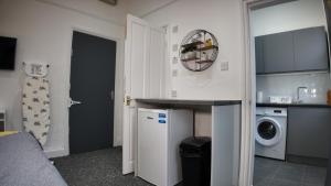 a kitchen with a washer and dryer in a room at Charming Studio in the heart of birmingham in Birmingham