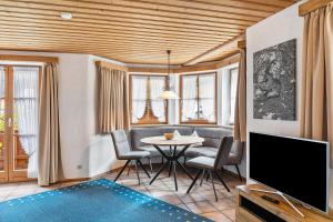 TV a/nebo společenská místnost v ubytování Haus Verena Mittenwald